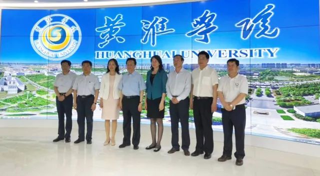 中華職業(yè)教育社理事長陳昌智、河南省副省長霍金花一行參觀展廳